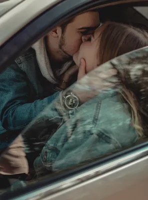 влюбленные в авто, пара в машине, влюбленные в машине, в машине, руки в  машине, Свадебный фотограф Москва