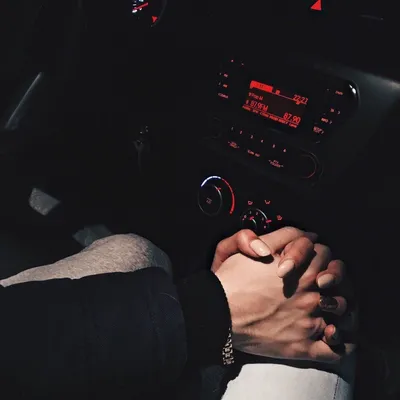 Руки влюбленных в машине - 34 фото