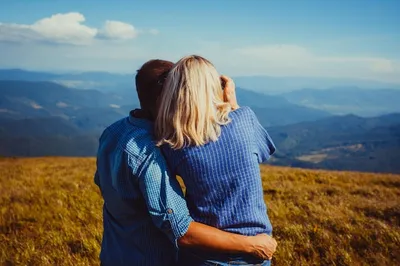 Фотография со спины влюбленной пары, которая смотрит в бинокль и  рассматривает горный пейзаж летом. | Премиум Фото