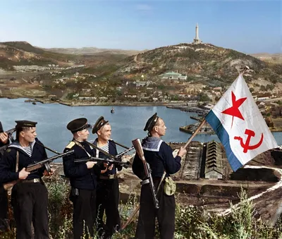 Моряки Тихоокеанского флота водружают флаг ВМФ СССР над бухтой Порт-Артура.  | Пикабу