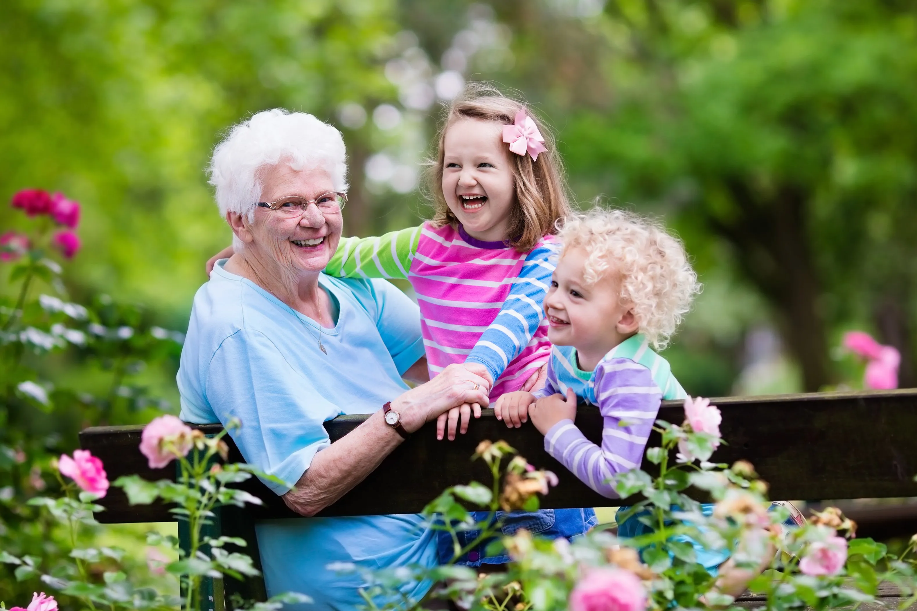 Grandma with them. Бабушка и внуки. Бабушка с внуками. Бабушка дедушка и внуки. Бабушка и дедушка с внуками.