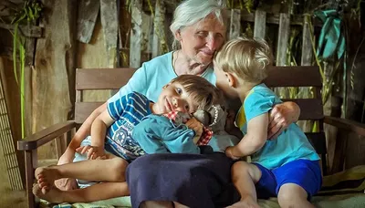 Счастливый Бабушки И Дедушки И Внуки — стоковые фотографии и другие  картинки Внуки - Внуки, Изолированный предмет, Бабушка - iStock