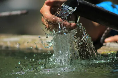 Вода в руке стоковое фото. изображение насчитывающей люди - 70955472