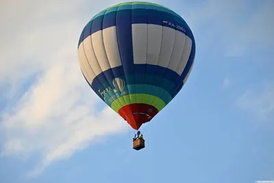 Разноцветные воздушные шары, летающие в голубом небе | Премиум Фото