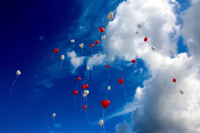 Воздушные шары в небе на фоне …» — создано в Шедевруме