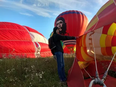 Парят, как птицы»: появились фотографии с фестиваля воздушных шаров на КМВ