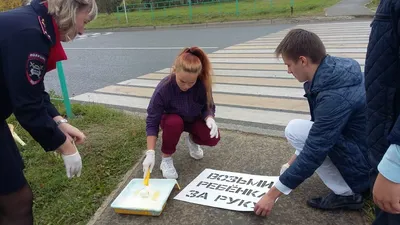 В Балаково рядом с пешеходными переходами появились надписи "Возьми ребенка  за руку!"