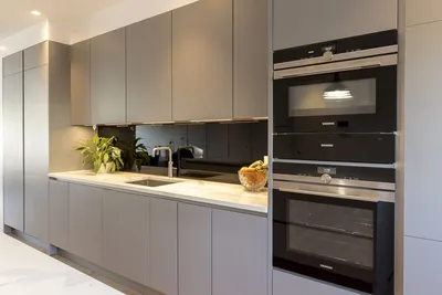 Дизайн встроенной кухни | Ремонт небольшой кухни, Кухонный пол, Переделка  кухонного шкафа