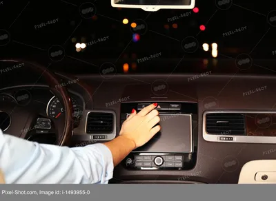 За рулем автомобиля света в городе ночью Стоковое Фото - изображение  насчитывающей запачканный, центрально: 201115042