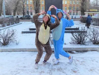 Девушки в забавных пижамах сфотографировались на фоне снежного Воронежа