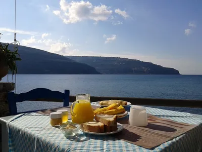 Гавань путешествий - ⠀⠀А на завтрак-море 🏖 ⠀ ⠀⠀🎶Утро прекрасно, завтрак у  моря... ⠀⠀воздух и блики, зелень листвы. ⠀⠀Завтрак чудесный с запахом  солнца ⠀⠀ты заберешь в свои новые сны. ⠀⠀Белые лодки волны