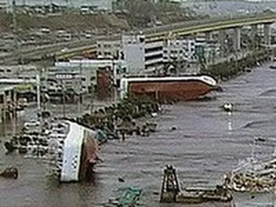 На западе Японии произошло два землетрясения магнитудой 5.7 и 7.4 балла,  объявлена угроза цунами - YouTube