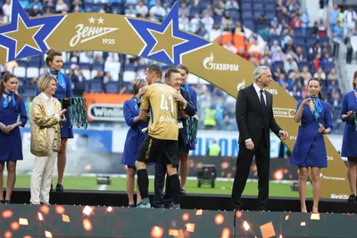 Звезды футбольной столицы: «Зенит» получил кубок и золотые медали чемпионов  страны - новости на официальном сайте ФК Зенит