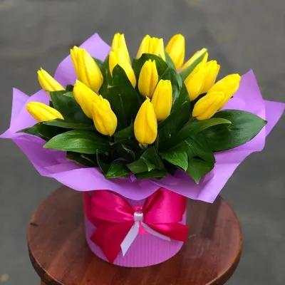 Букет из желтых тюльпанов в шляпной коробке - Green Rose