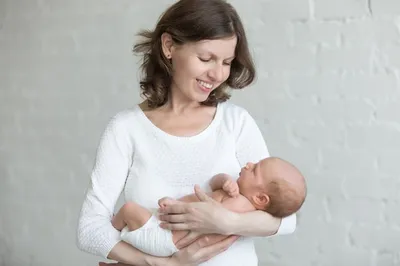 Женщина с ребенком на руках картинки