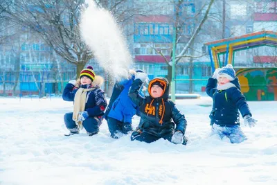 5 веселых и подвижных зимних игр на улице для детей - Спортмастер Медиа