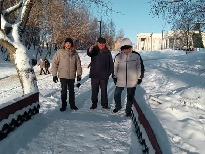 зимние развлечения с молодыми людьми групповой образ жизни мужчины вместе  Фото Фон И картинка для бесплатной загрузки - Pngtree