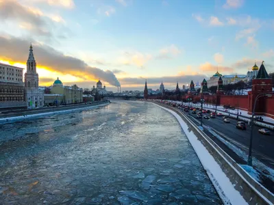 картинки : Москва, Московская река, Зимний закат, Кремль, Россия,  архитектура, Башня, воды, мегаполис, улица, Лед, облако, зима, городской  район, Замораживание, вечер, смеркаться, Столичная зона, закат солнца,  Восход, городской пейзаж, шпиль, снег ...