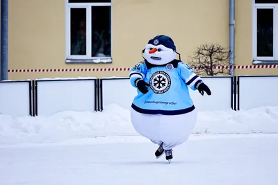 Злой снеговик в компании горожан опробовал каток в Новосибирске | ЧС ИНФО |  Дзен