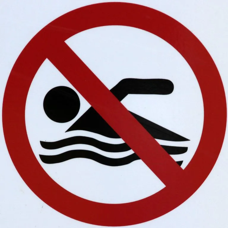 Картинки чтобы не было беды у воды. Купание запрещено табличка. Знак «купаться запрещено». Запрещающие знаки. Трафарет купание запрещено.