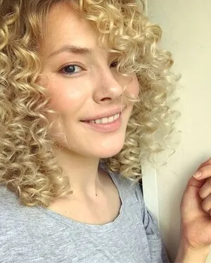 Зоя Бербер | ACTRESS on Instagram: "Кружиться красиво в платье, да под  музыку, может и не умею, (вру, умею) не моё это, а вот сыграть в опасную  игру -это хлебом не корми!