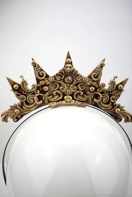 Золотая корона над черной стекающей …» — создано в Шедевруме