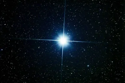 Сириус - ярчайшая звезда, видимая с земли, сфотографированная в телескоп.  моя астрономическая работа. | Премиум Фото